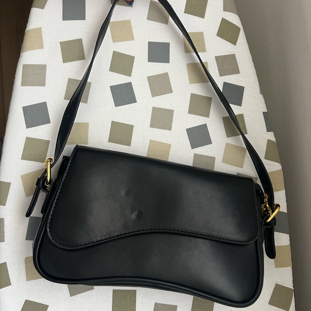 Elegant Black Leather Shoulder Bag